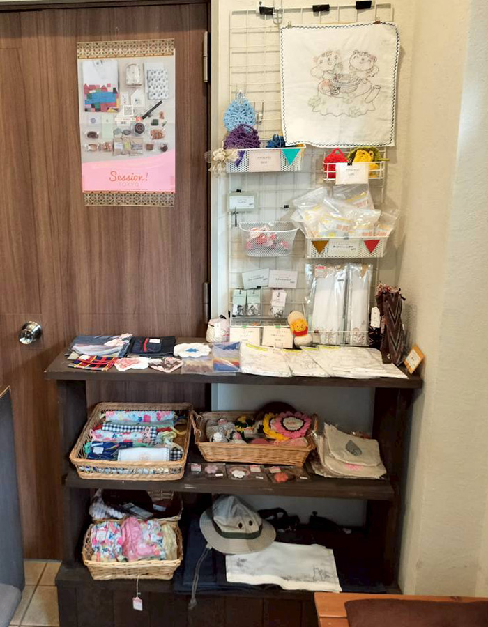 手作り商品販売棚の写真