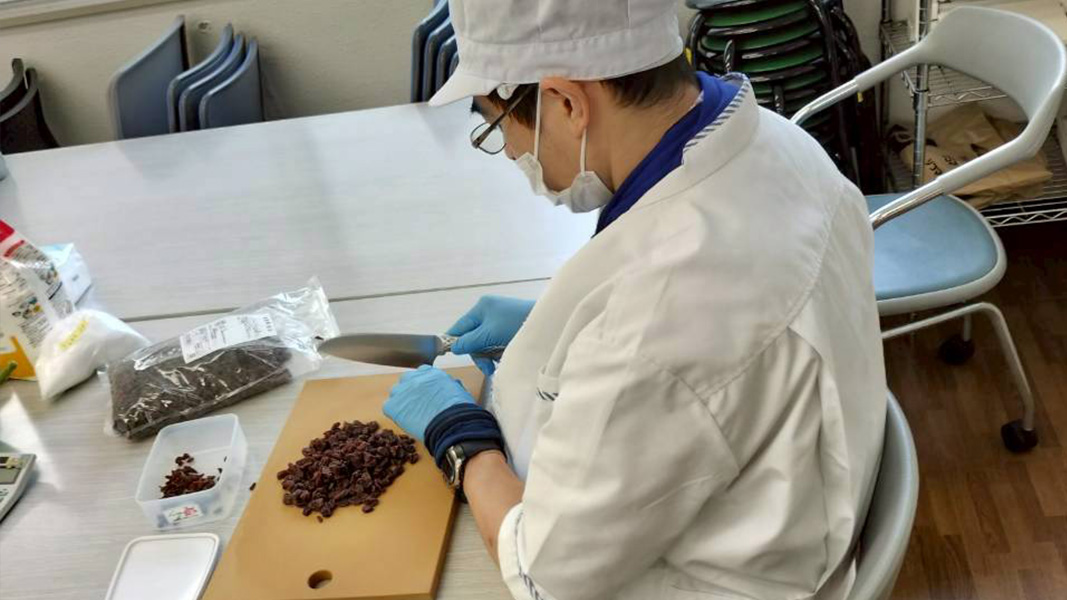 焼き菓子を作る作業の写真