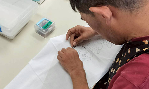 手工芸品を作っている写真